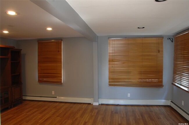 Foto del edificio - 557 E Market St