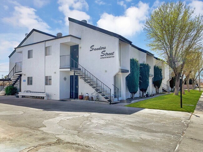 Foto del edificio - 726 N Sanders St