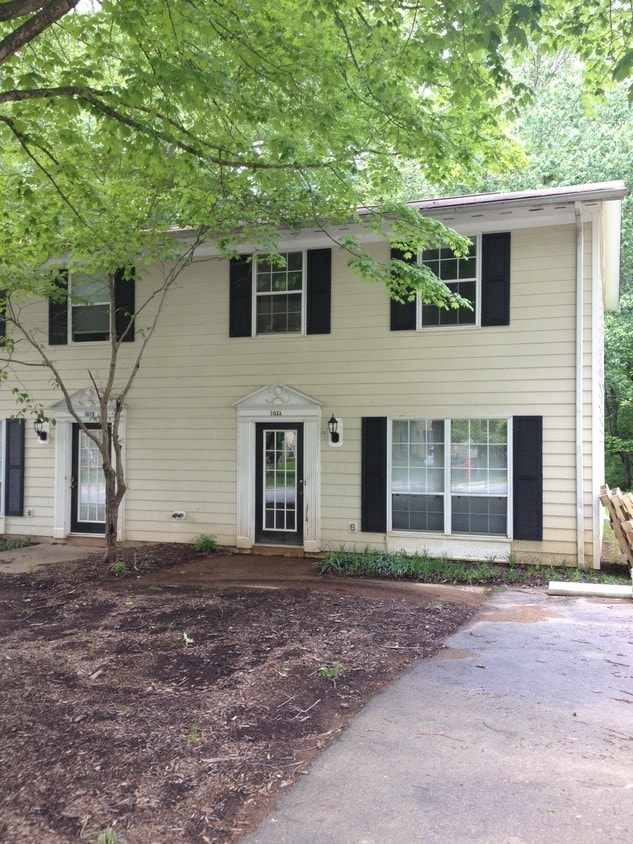 Primary Photo - 107 Longwood Dr