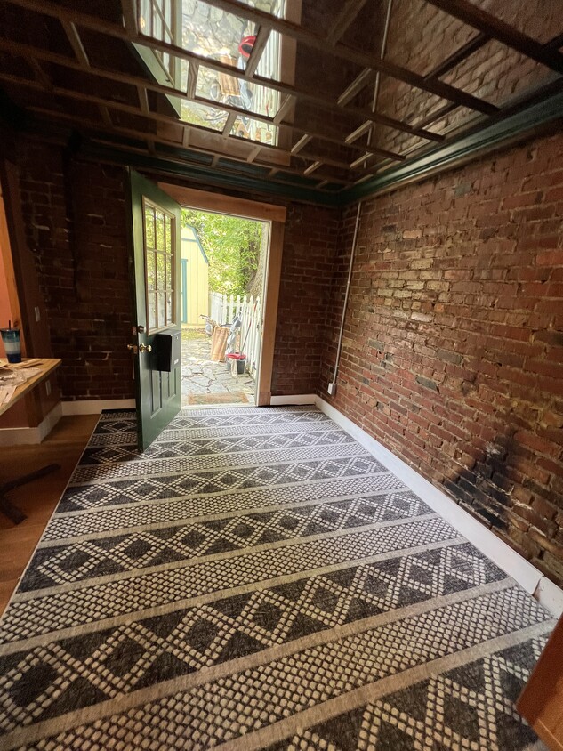 Primary Photo - 135 Pigeon St