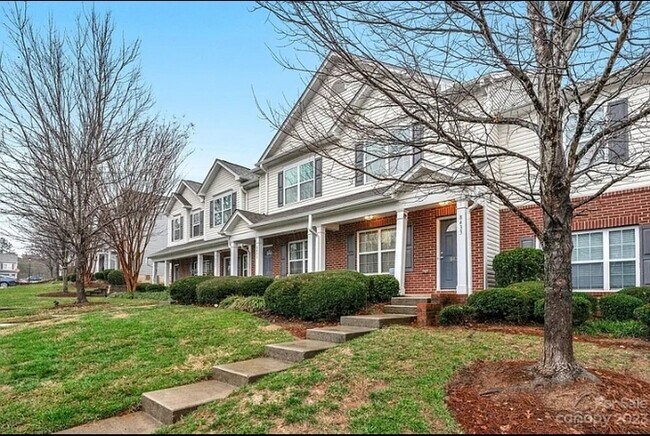 Building Photo - Townhouse