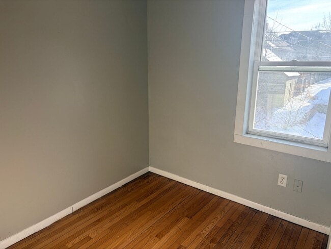 Building Photo - 868 Margaret St