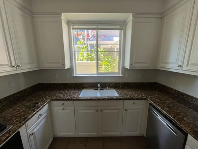 Building Photo - 3591 Sacramento Dr