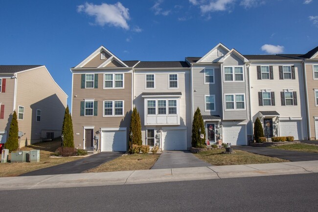 Foto del edificio - 3 bed, 2full/2 half bath Townhome in Marti...