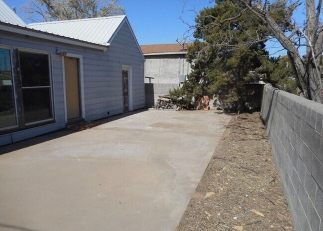 Building Photo - 512 N Alice Ave