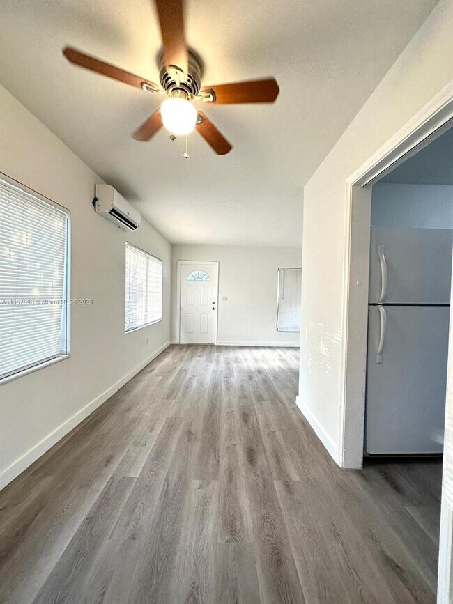 Foto del edificio - 782 NW 52nd St