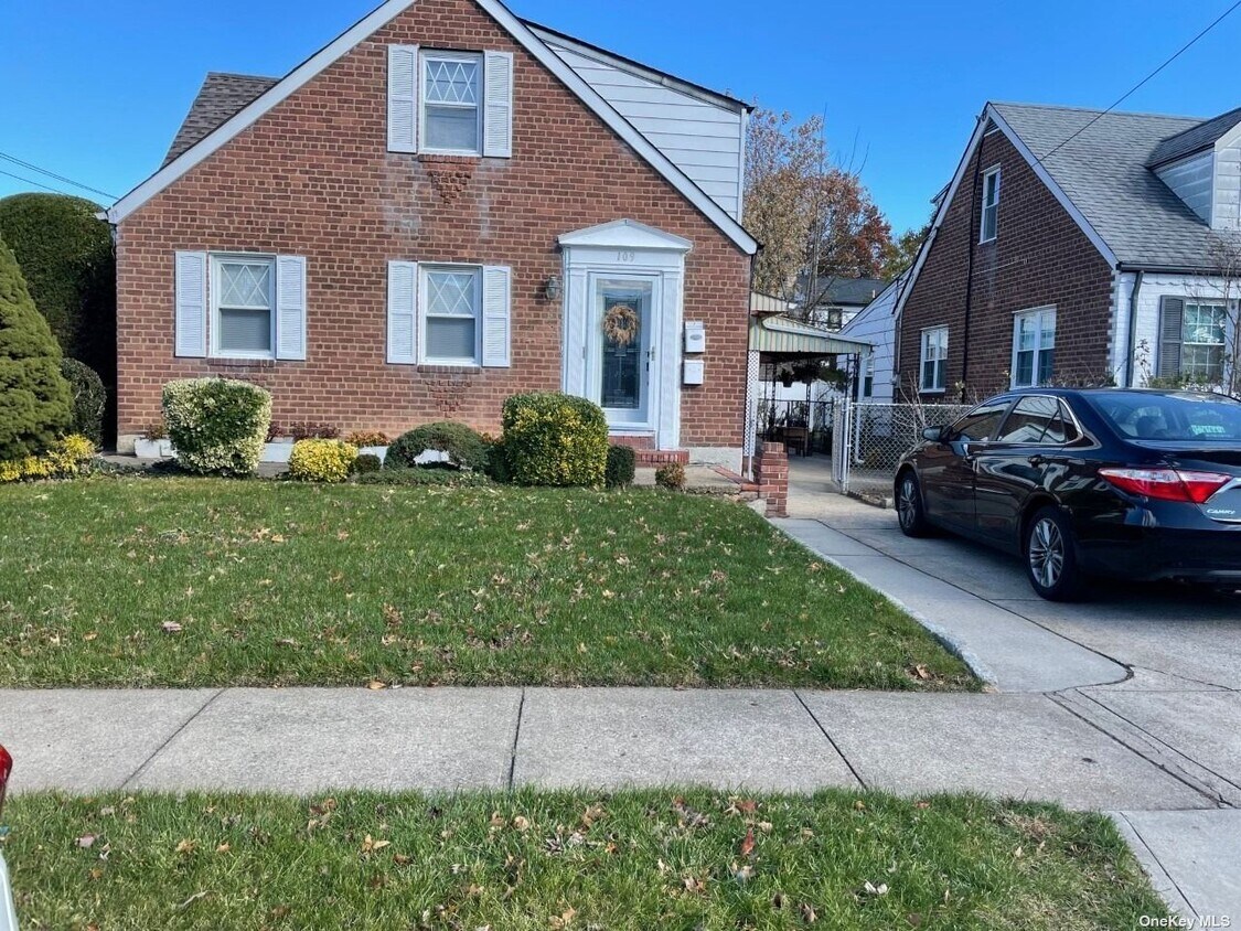 Primary Photo - 109 Roberta St