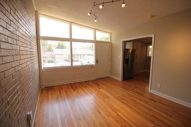 Building Photo - Beautiful 2 Bedroom, 1 Bath home is West Raleigh!  Pet Friendly