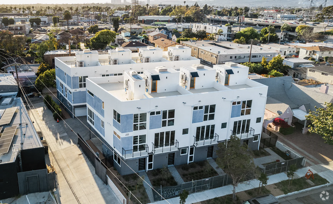 Building Photo - 2555 Thurman Ave