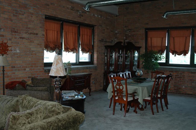 Dining Area - 110 Ottawa St