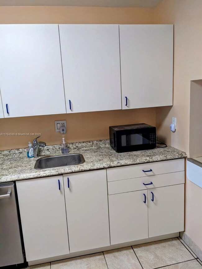 Foto del edificio - 8020 Fairview Dr