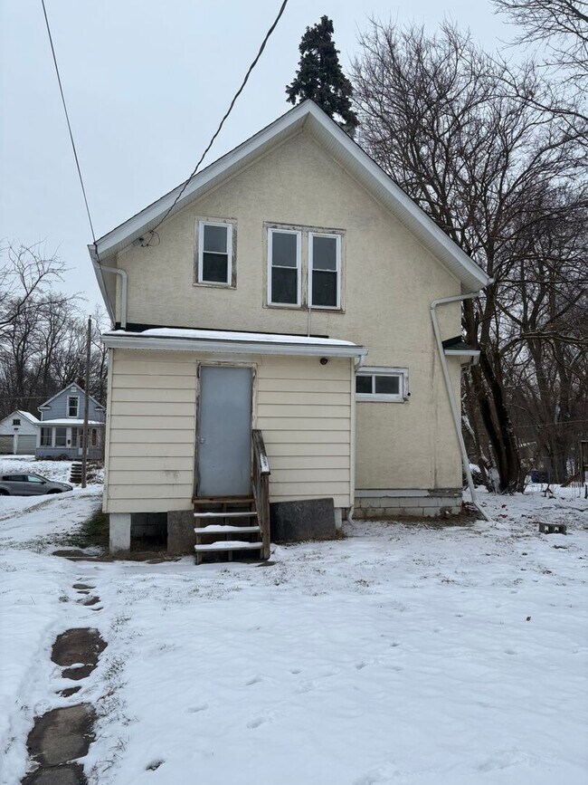 Foto del edificio - Charming 3 Bedroom Home with Screened Porch and 2 Car Garage
