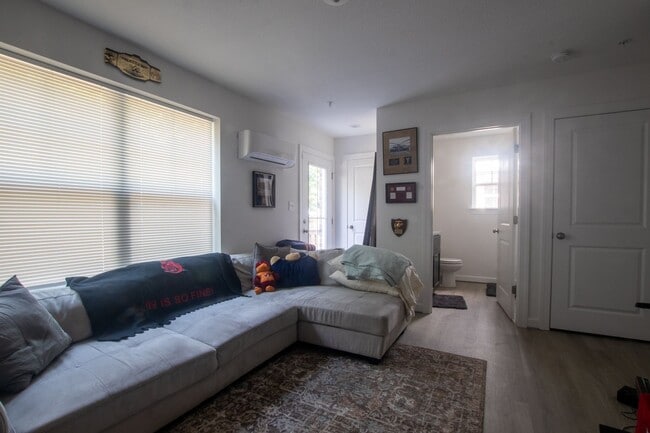 Photo - Contemporary 4bd/3.5ba in excellent location House