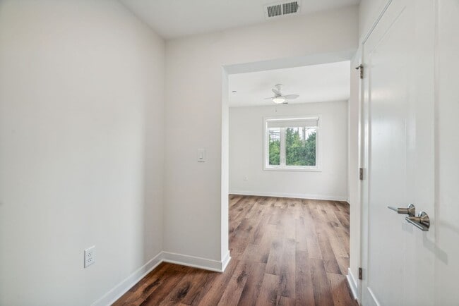 Interior Photo - Graduate Pointe