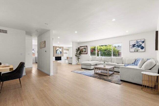 Foto del edificio - 9038 Whitaker Ave