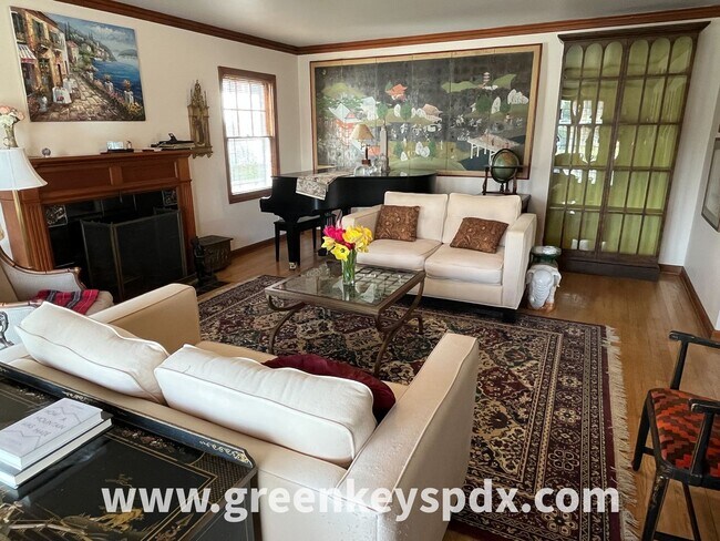 Foto del edificio - Lovely 3-Bedroom, 2-Bathroom House with Detached Garage in North Portland