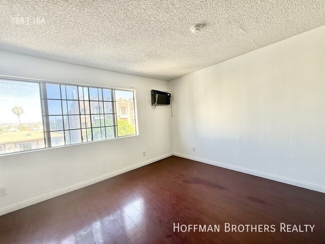 Building Photo - 235 S Mariposa Ave