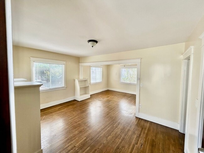 Foto del edificio - Charming 1 Bed 1 Bath Back Upper Unit!