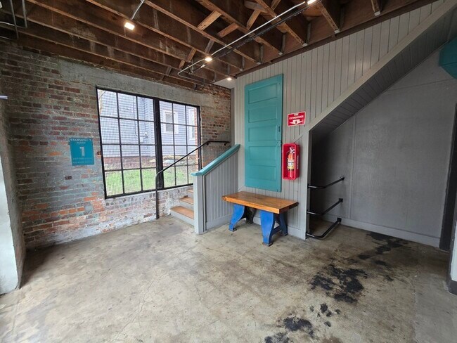 Building Photo - 123 Pine St