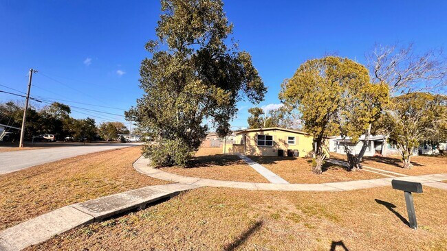 Foto del edificio - $300 off of a month of rent! Charming 3-Bedroom Home in Deltona! – Pets Welcome (Up to 30 lbs) – ...