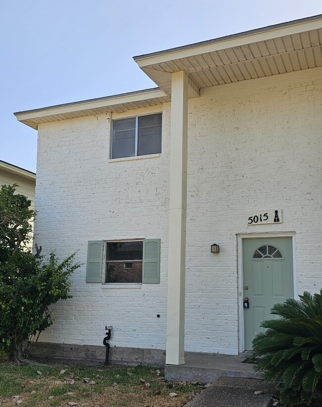 Building Photo - 5015 Meandering Ln