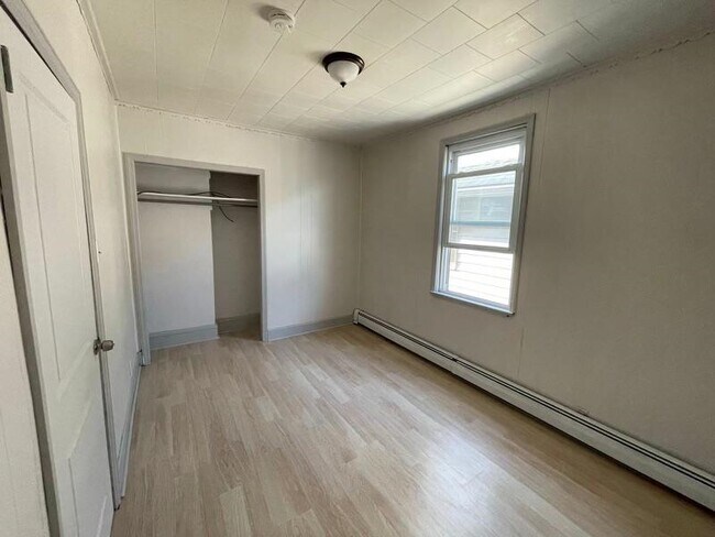 Building Photo - 164 Forest St