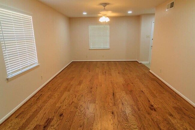 Foto del edificio - 3348 Mapleleaf Ln