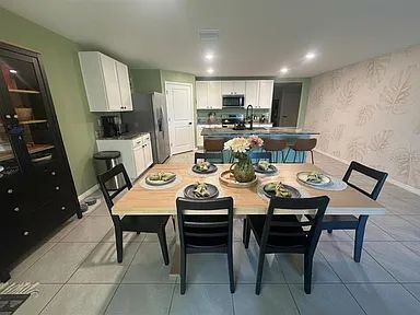Foto del edificio - Spacious 4BR in Desirable Deer Path North!