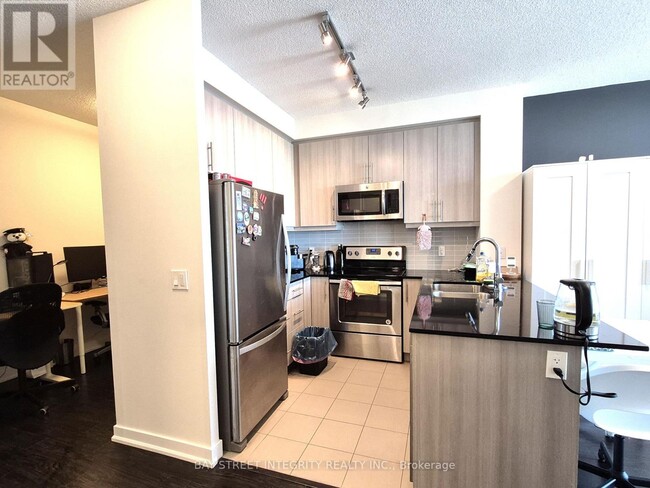 Building Photo - 3975-3975 Grand Park Dr