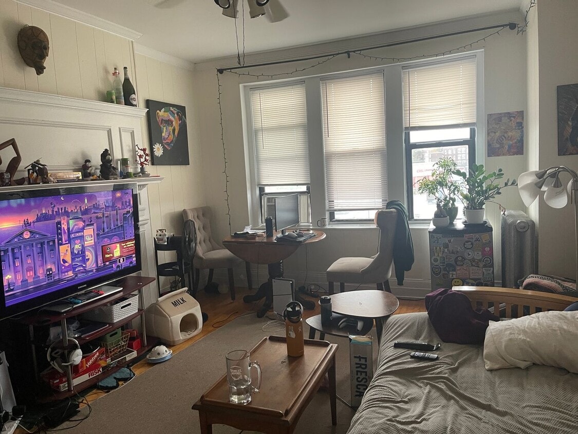 Primary Photo - Top Floor Sunny 2 Bed Equal Large bedrooms...