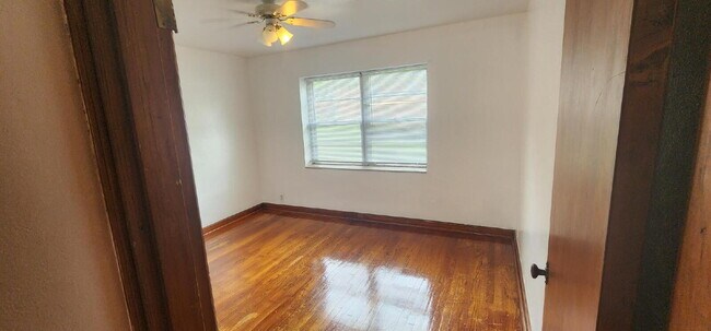 Foto del edificio - ** MOVE-IN SPECIAL. Half Off 1st Months Rent** 1 5 a Half-Bedroom Apartment with Bonus Room & Ref...