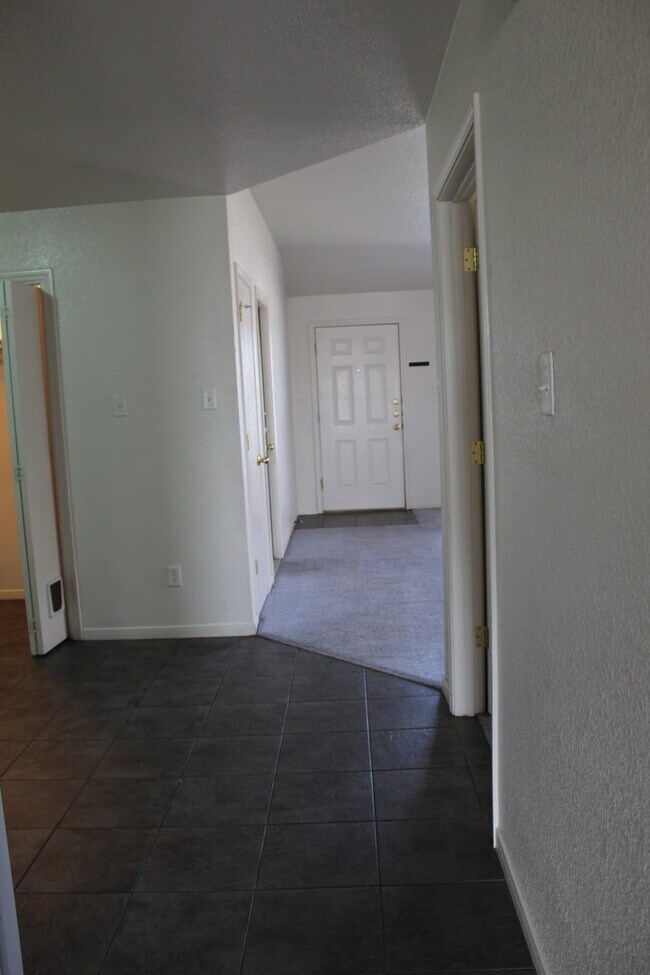 Foto del edificio - 406 Primrose Dr