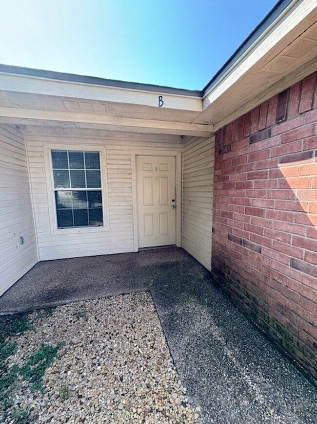 Building Photo - 10316 Hyacinth Ln