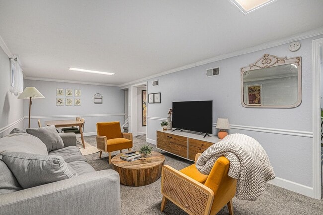 Building Photo - Golden Duplex > Unit is fully furnished feels like NEW!