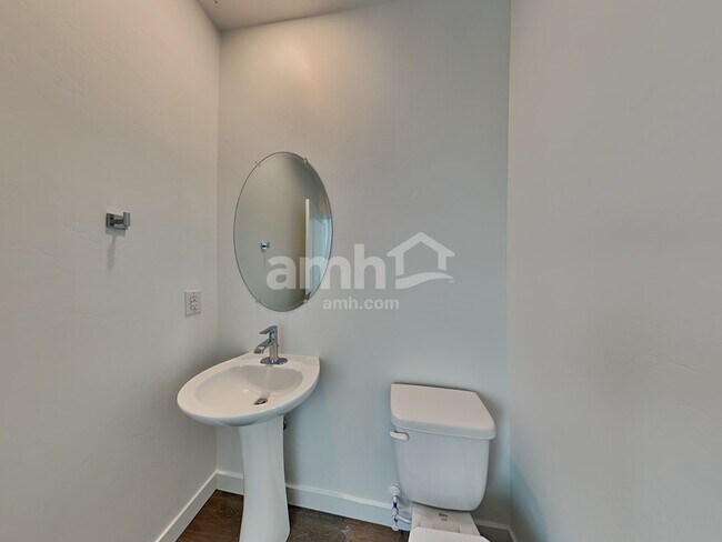 Foto del edificio - 6211 W Calle Bilboa