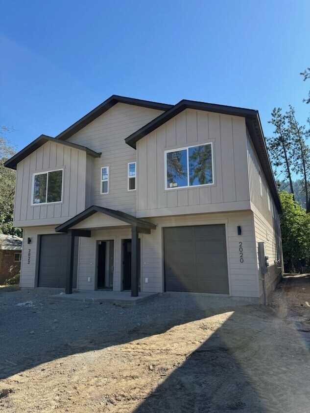 Primary Photo - Duplex in CDA !