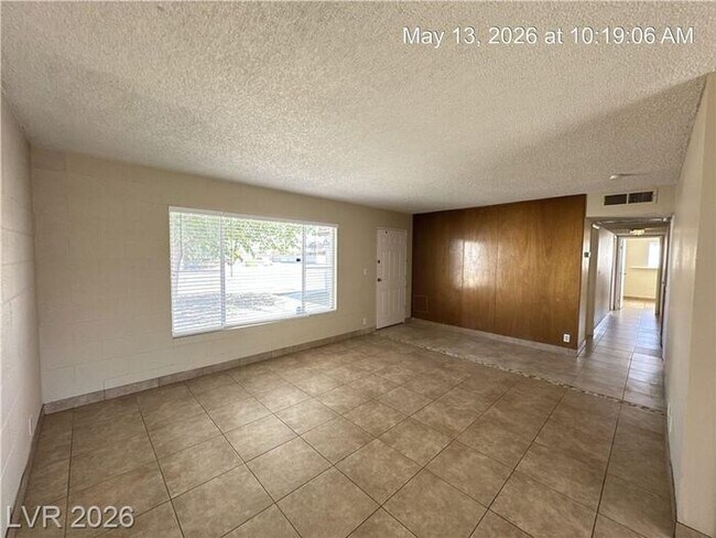 Foto del edificio - Cozy 4-Bedroom Home Near Las Vegas Strip with Large Yard & Covered Patio