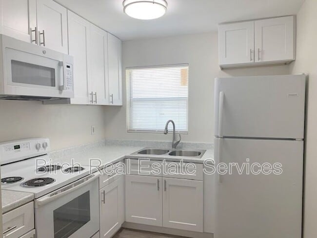 Building Photo - 204 Waverly Way