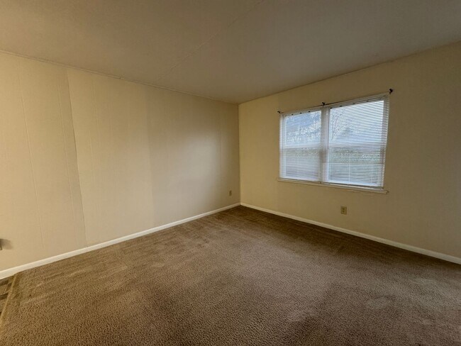 Building Photo - S Main