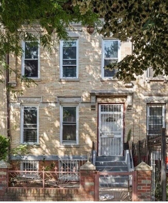 Building Photo - 366 E 28th St