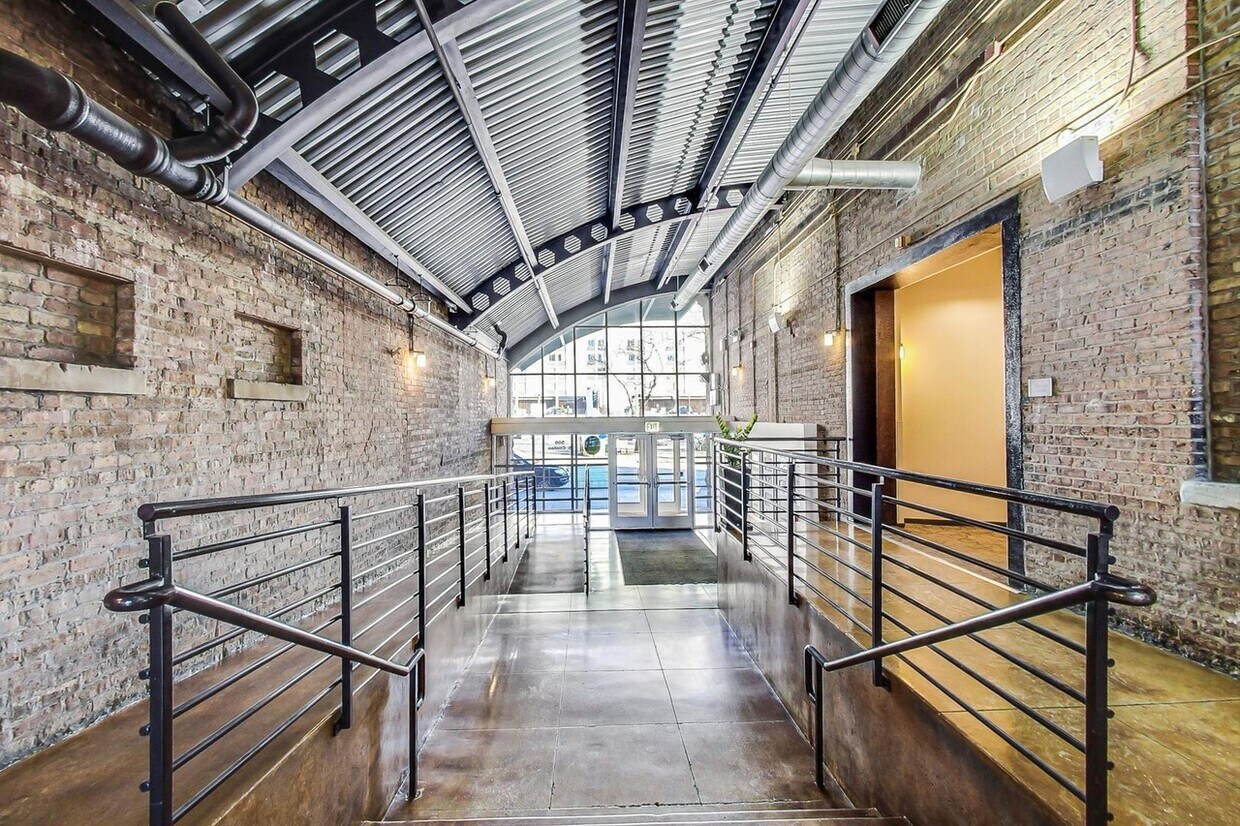 Lobby - 550 W Harrison St