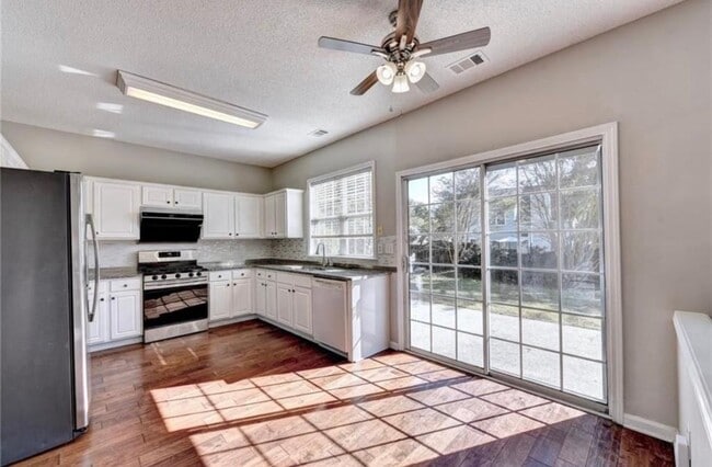 Building Photo - 300 Treyford Ct