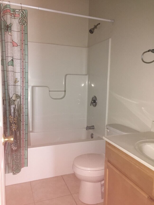 Foto del edificio - 2 Bedroom 1.5 Bathroom in the Grandin Cour...