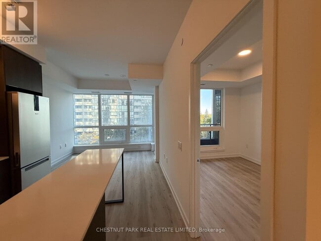 Photo du bâtiment - 395 Square One Dr