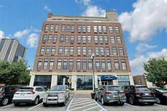 Building Photo - 25 Leroy Pl