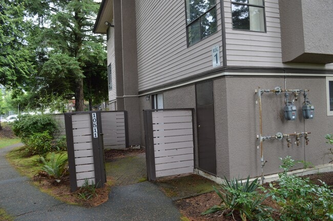 Building Photo - 10511 Holly Park Ln