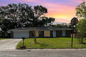 Building Photo - 2805 Stagecoach Dr