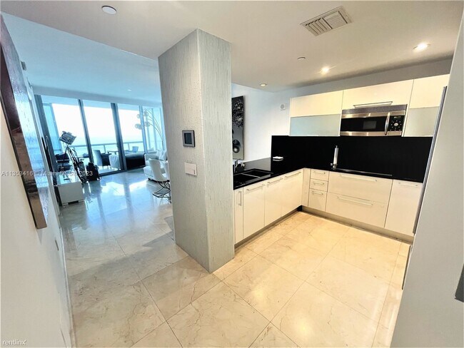 Foto del edificio - 1 br, 1.5 bath Condo - 17121 Collins Ave A...