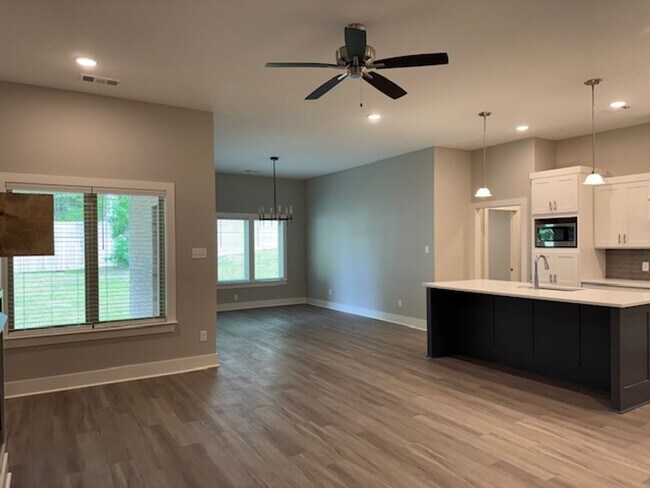 Foto del edificio - 5021 Springwood Cir