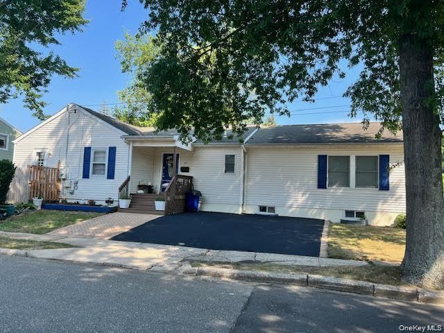 Building Photo - 301 Laurel Rd